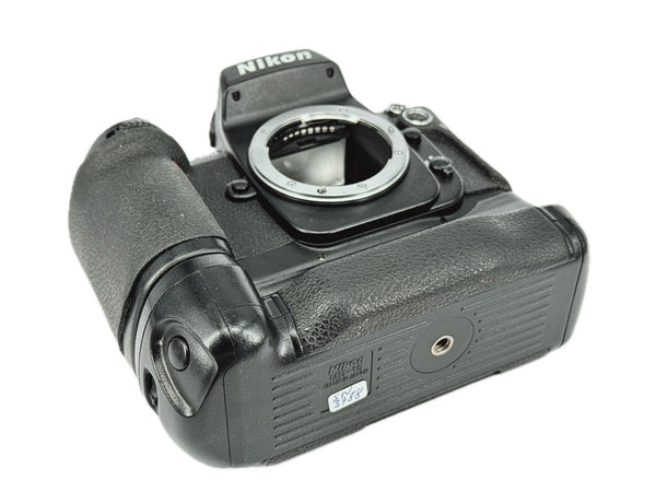 Nikon F100 with MB-15 - new light seals November 2025