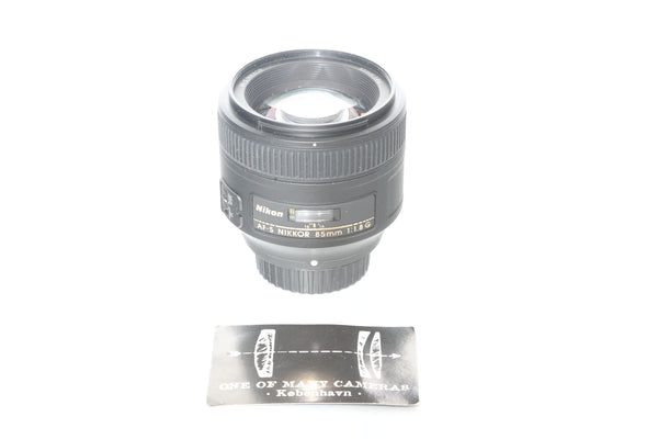 Nikon 85mm f1.8 G AF-S Nikkor with hood HB-62