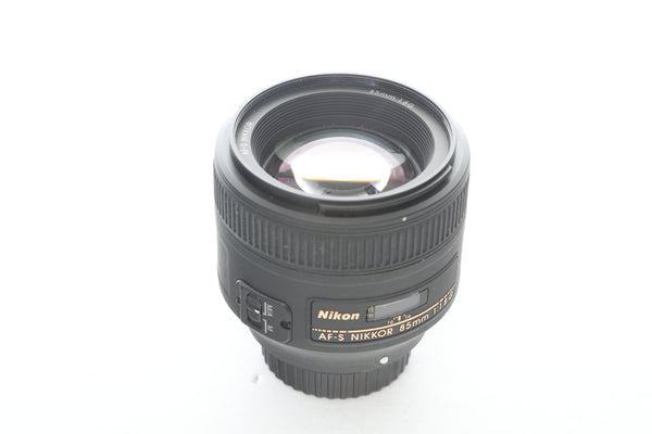 Nikon 85mm f1.8 G AF-S Nikkor with hood HB-62