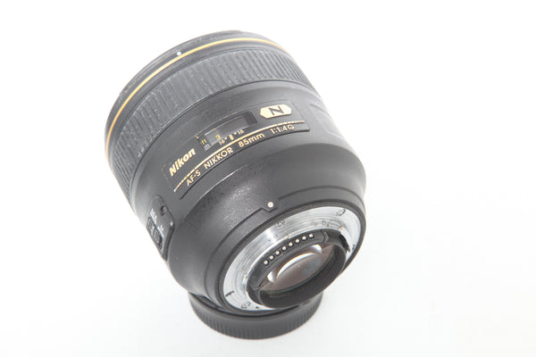 Nikon 85mm f1.4 G AF-S Nikkor with hood HB-55